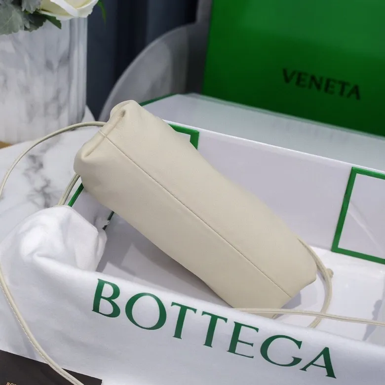 Batch 1120 Bottega Veneta cloud bag ☁️POUCH series Original plain calfskin, super low-key and attractive, soft and casual. Major internet celebrity bloggers are crazy about calling it fashionable and classy, ​​lazy and intellectual. Small size: 23*13*8 (small cloud plain) off-white, model: 6671